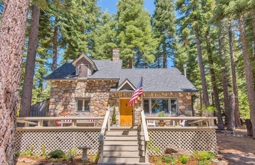 Sunnyside Cottage | Cozy Updated Cabin, Close to Tahoe City, Less Than 10 Miles to Ski Slopes