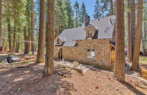 Sunnyside Cottage | Cozy Updated Cabin, Close to Tahoe City, Less Than 10 Miles to Ski Slopes