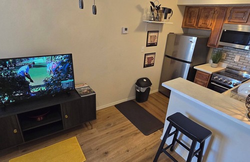 Oklahoma City Apartment | Cozy Updated Cove of Heaven, 5 mins from Lake Hefner and mall. Centrally located