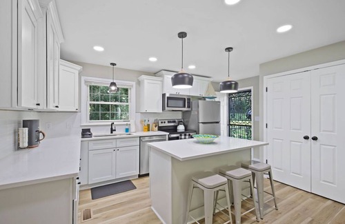 Oakdale House | Cozy Updated Ranch - 13 mins uptown!