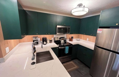Mammoth Lakes Condo | Cozy Upgraded Condo Close to Canyon 1 M to Village