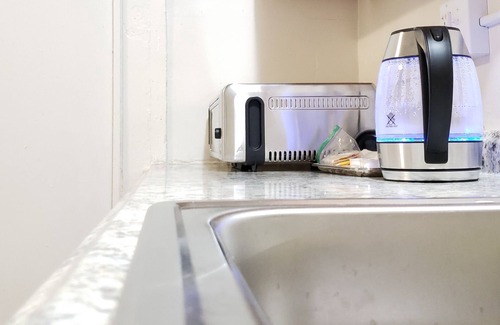 New London Apartment | Cozy Upper 2 bedroom apartment >Free Wi-Fi and parking - 2nd floor-private space