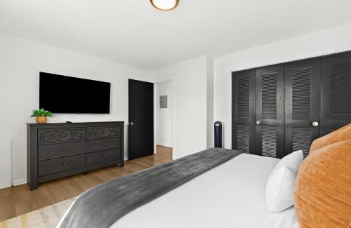 Royal Oak Apartment | Cozy Upper Flat King Bed in Central Location