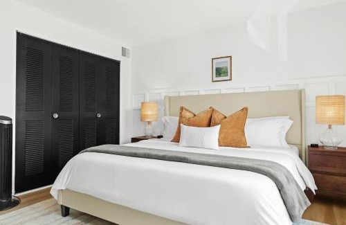 Royal Oak Apartment | Cozy Upper Flat King Bed in Central Location