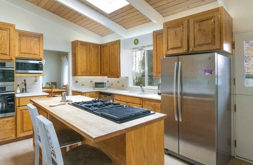 North Vancouver House | Cozy Upper Level - West Coast Contemporary House