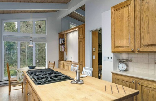 North Vancouver House | Cozy Upper Level - West Coast Contemporary House