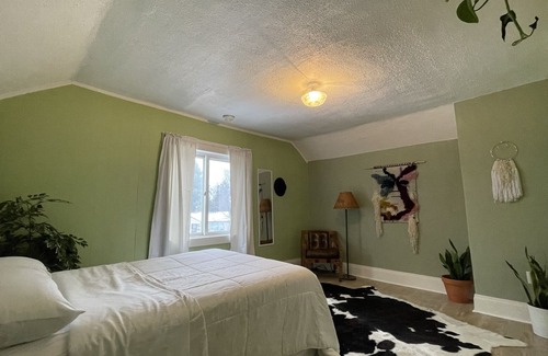 Stevens Point Apartment | Cozy Upper Unit in UWSP Neighborhood - 1.2 miles from SentryWorld