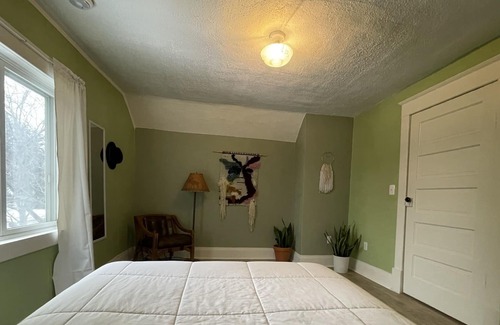 Stevens Point Apartment | Cozy Upper Unit in UWSP Neighborhood - 1.2 miles from SentryWorld
