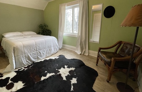 Stevens Point Apartment | Cozy Upper Unit in UWSP Neighborhood - 1.2 miles from SentryWorld