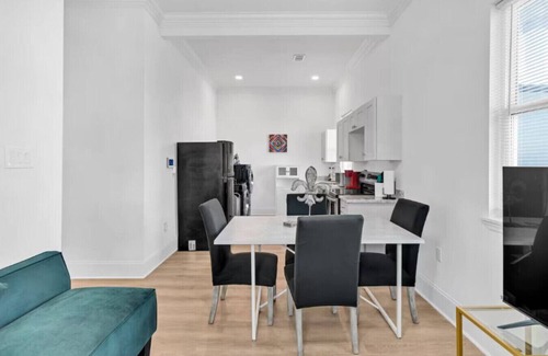 Milan House | Cozy Uptown 2 Bedroom Home w/3 Beds & Parking
