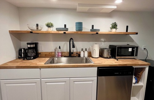 The Heights Apartment | Cozy urban oasis 15 minutes to Manhattan, American Dream & MetLife Stadium