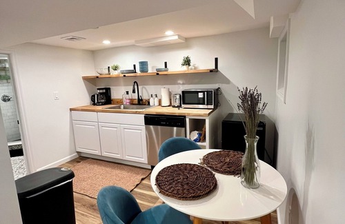 The Heights Apartment | Cozy urban oasis 15 minutes to Manhattan, American Dream & MetLife Stadium