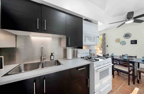 South Park House | Cozy Urban Retreat in South Park | HotTub| Firepit