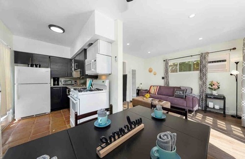South Park House | Cozy Urban Retreat in South Park | HotTub| Firepit