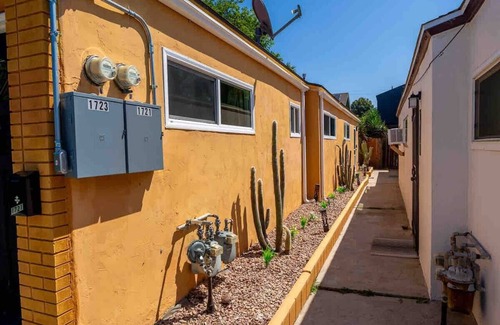 South Park House | Cozy Urban Retreat in South Park | HotTub| Firepit