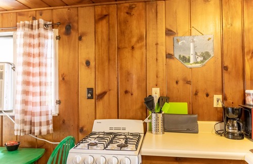 Au Sable Cottage | Cozy cabin on Lake Huron! nFirepit, grills, patio chairs and more!