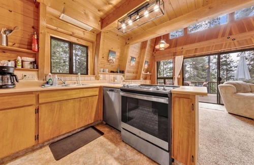 Lake Almanor Country Club Cabin | Cozy 2-bedroom cabin with WiFi in awesome Lake Almanor Country Club