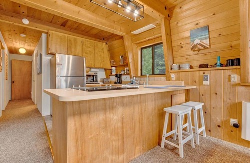 Lake Almanor Country Club Cabin | Cozy 2-bedroom cabin with WiFi in awesome Lake Almanor Country Club