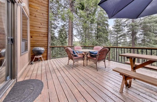 Lake Almanor Country Club Cabin | Cozy 2-bedroom cabin with WiFi in awesome Lake Almanor Country Club