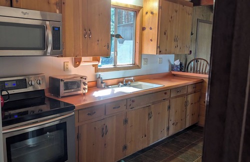 Lake Almanor Country Club House | Cozy 2-bedroom Cabin in Lake Almanor Country Club with ample parking