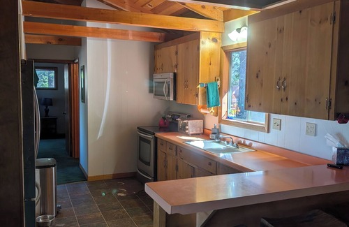 Lake Almanor Country Club House | Cozy 2-bedroom Cabin in Lake Almanor Country Club with ample parking