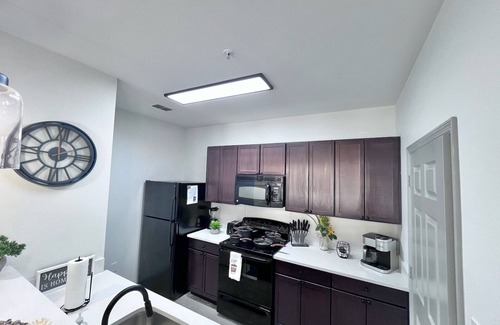 Madison Apartment | Cozy-King 1-bedroom w/pool & gym