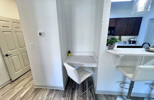 Madison Apartment | Cozy-King 1-bedroom w/pool & gym
