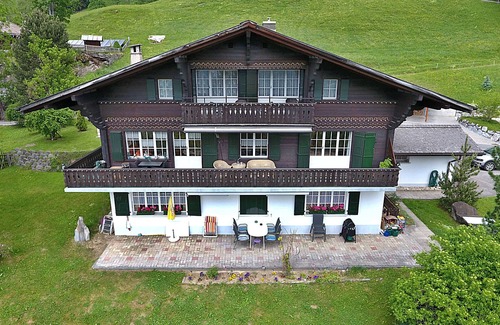 Saanen Apartment | Cozy vacation apartment in a genuine Saanenland châlet