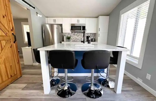 Christina Lake House | Cozy Vacation House with BBQ, fireplace and patio