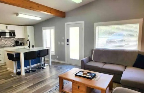 Christina Lake House | Cozy Vacation House with BBQ, fireplace and patio