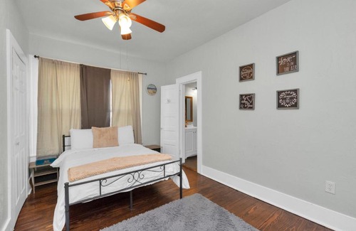 Dickinson House | Cozy Vacation Home with Free Parking & Laptop Desk by Kemah, NASA, Galveston Bay
