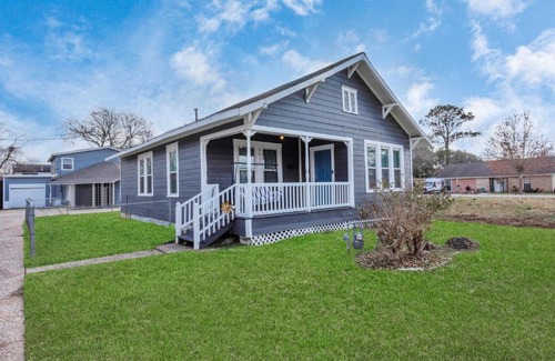 Dickinson House | Cozy Vacation Home with Free Parking & Laptop Desk by Kemah, NASA, Galveston Bay