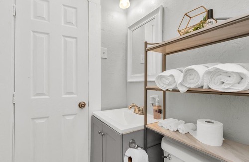 Dickinson House | Cozy Vacation Home with Free Parking & Laptop Desk by Kemah, NASA, Galveston Bay