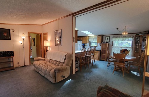 Gladwin House | cozy vacation home with fantastic Lake access!