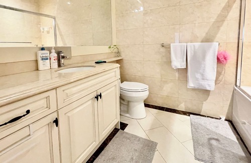 Oakridge House | Cozy Vancouver Luxury Guest House close to everything!