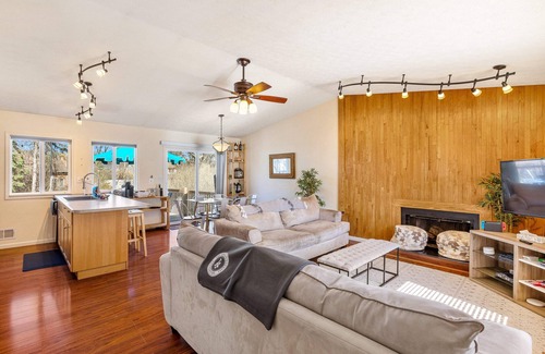 Ann Arbor House | Cozy & Vibrant 3BR/2.5BA Home in Ann Arbor