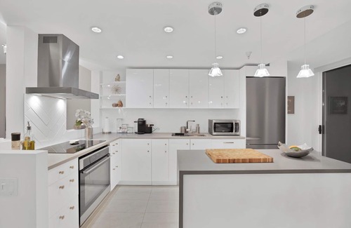 Coal Harbour House | Cozy vibrant energy apartment located downtown Vancouver by Coal Harbor