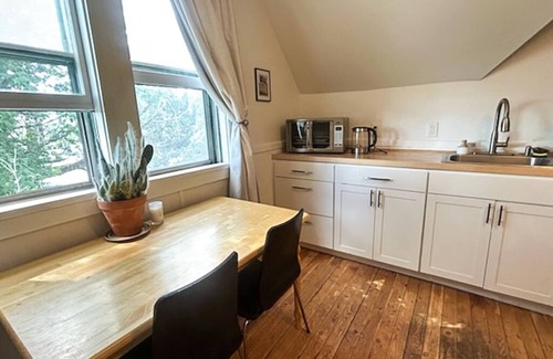 Livingston Apartment | Cozy Victorian Apartment