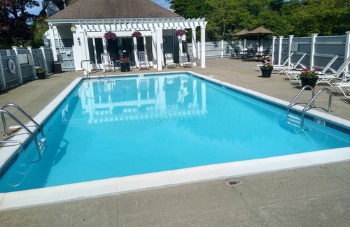 Norwich Condo | Cozy villa at Spa, 2 min to Mohegan, king-size bed, hot tub, sauna, and pool!