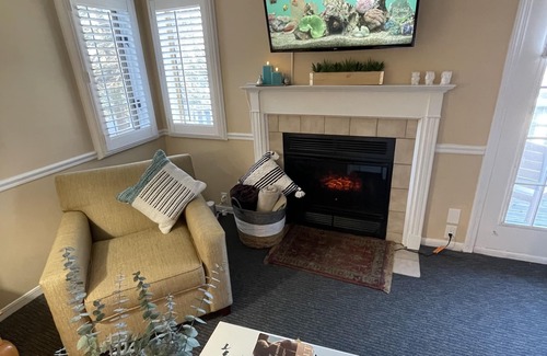 Norwich Condo | Cozy villa at Spa, 2 min to Mohegan, king-size bed, hot tub, sauna, and pool!