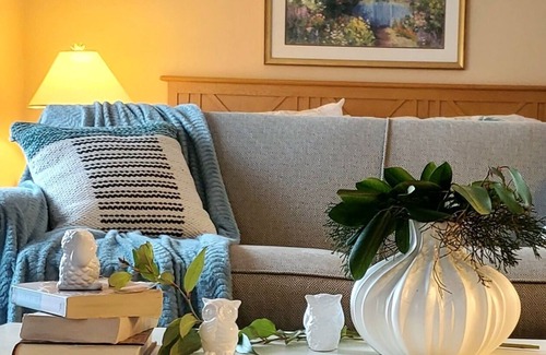 Norwich Condo | Cozy villa at Spa, 2 min to Mohegan, king-size bed, hot tub, sauna, and pool!