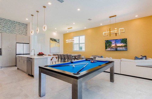 Loughman House | Cozy Villa w/Castle Theme BR, Theater, Billiards, Game Loft & Pool - Near Parks