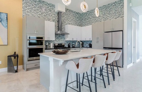 Loughman House | Cozy Villa w/Castle Theme BR, Theater, Billiards, Game Loft & Pool - Near Parks