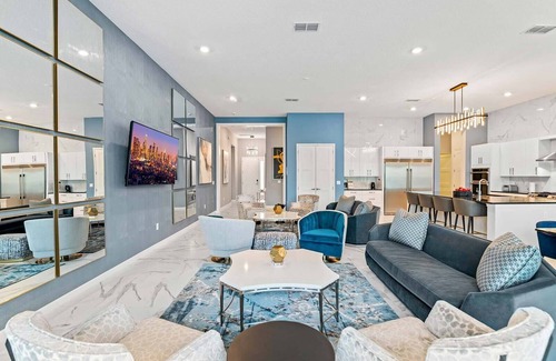 Loughman House | Cozy Villa w Treehouse RM, Bowling Arcade, Theater, Castle Theme BR, Near Disney