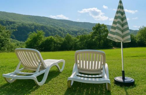 Piatra Neamt Villa | Cozy Villa with a Beautiful View, Terrace and Nature