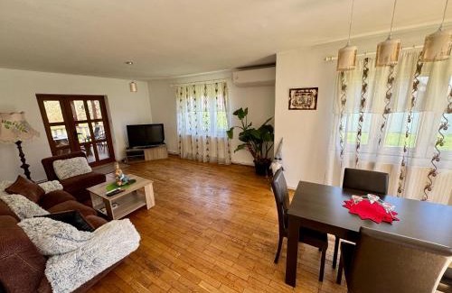 Piatra Neamt Villa | Cozy Villa with a Beautiful View, Terrace and Nature