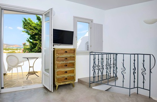 Naxos Town Villa | Cozy villa with private jacuzzi in the countryside, 5 minutes from Naxos town!