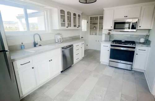 St. Helena Cottage | Cozy vineyard retreat walking distance to downtown St. Helena.