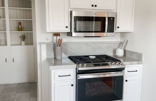 St. Helena Cottage | Cozy vineyard retreat walking distance to downtown St. Helena.