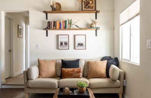 Denver House | Cozy Vintage Western w/2 Kings - Pet friendly